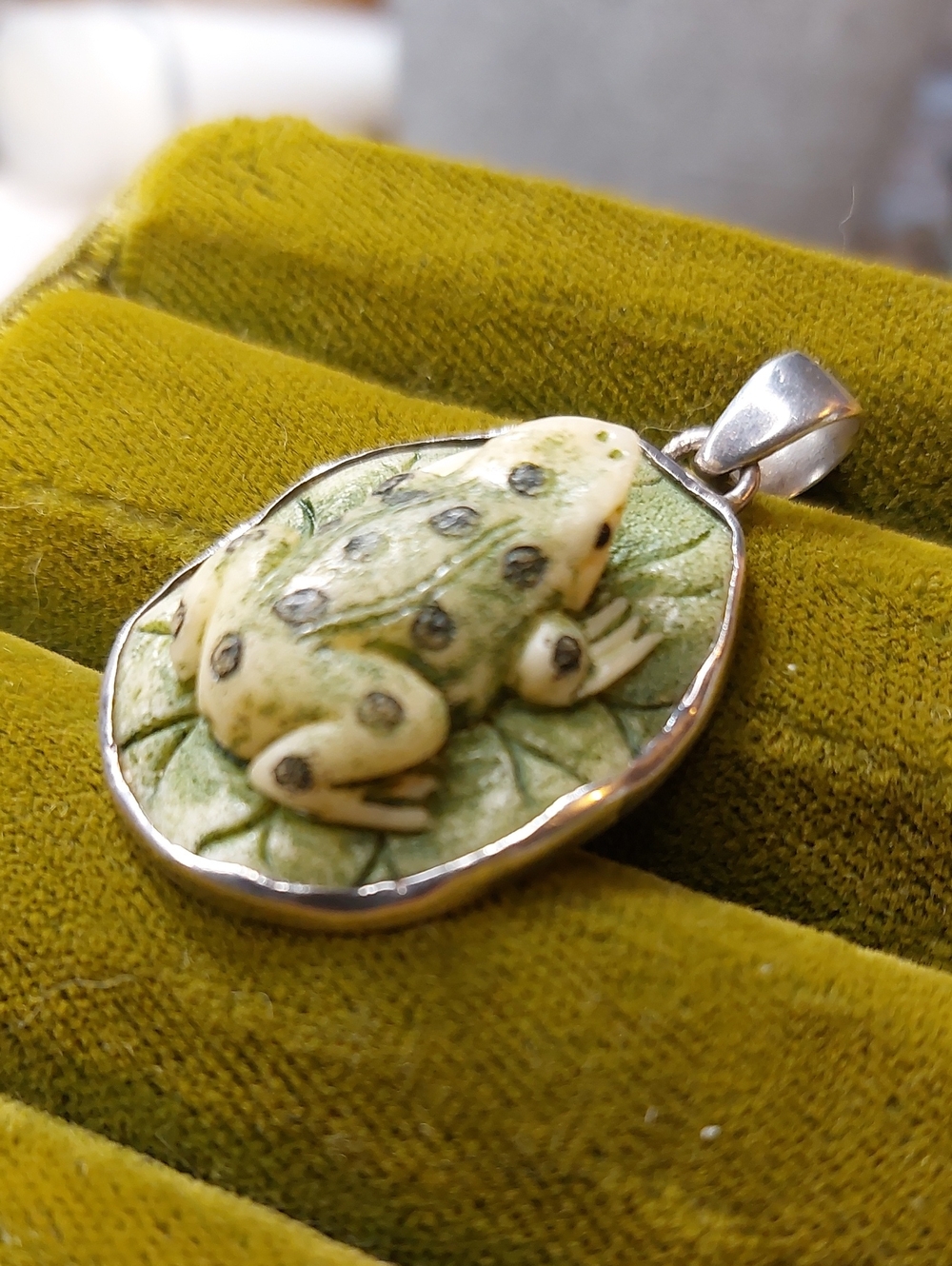 925 Sterling Silver Carved Bone Frog Pendant Unique 3D - Picture 1 of 5